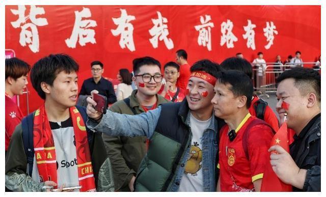 足球队主场比赛门票火爆，球迷蜂拥而至