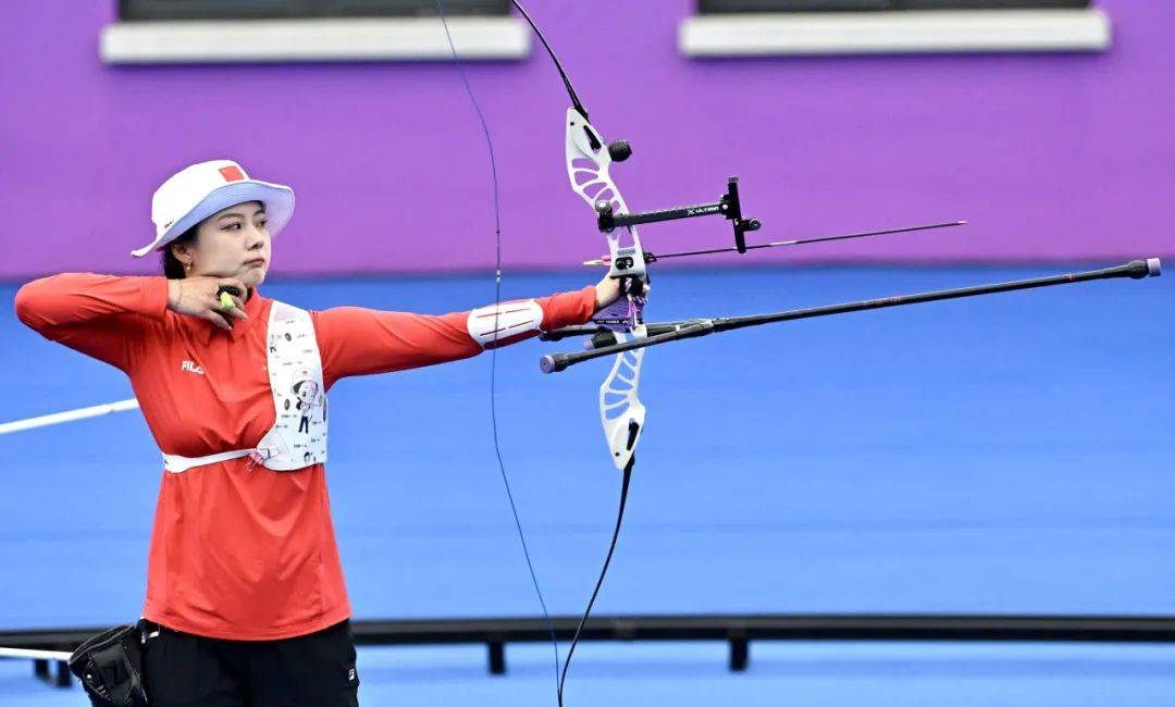 阿根廷选手在射箭比赛中获得一枚铜牌